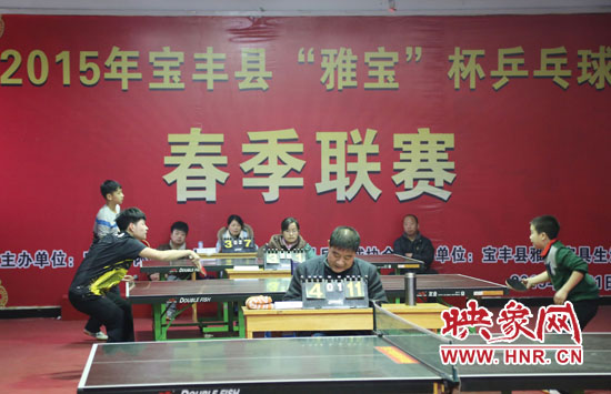 2月22日，河南省寶豐縣兩名乒乓球參賽選手在比賽中激烈角逐。