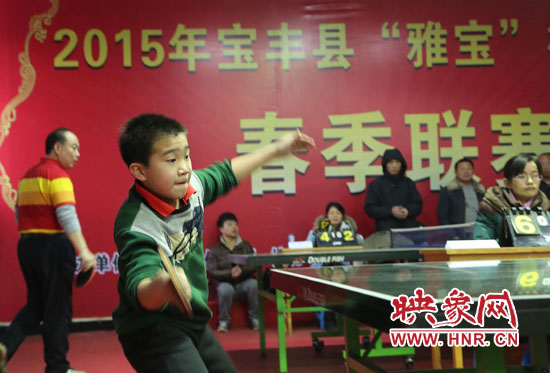 2月22日，乒乓球參賽選手在河南省寶豐陽光青少年俱樂部迎新春乒乓球春季聯(lián)賽，選手在比賽中激烈角逐。