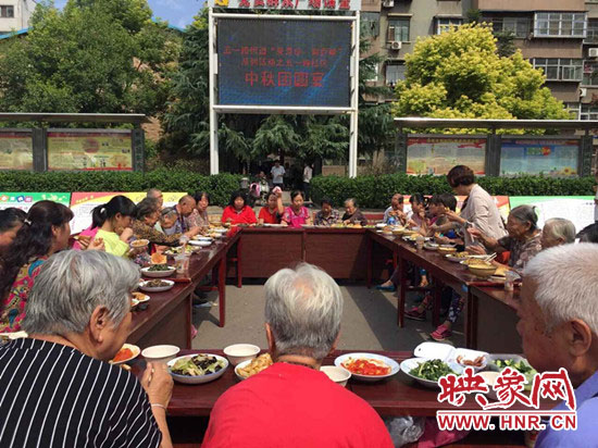 平頂山市衛(wèi)東區(qū)五一路街道五一路社區(qū)廣場(chǎng)上飯菜飄香，一年一度的中秋團(tuán)圓百家宴正在熱鬧開(kāi)宴。