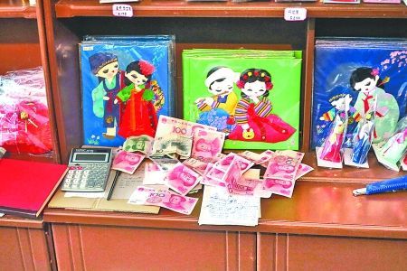 2012年6月21日，在朝鮮羅先特別市的一家商店里，柜臺上散落著一些人民幣。在朝鮮，人民幣比本國的貨幣更受歡迎。 CFP供圖