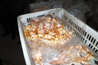 原料加工成“牛肉”產(chǎn)品批發(fā)價20多元一斤，加工成“羊肉卷”批發(fā)價為10元一斤。