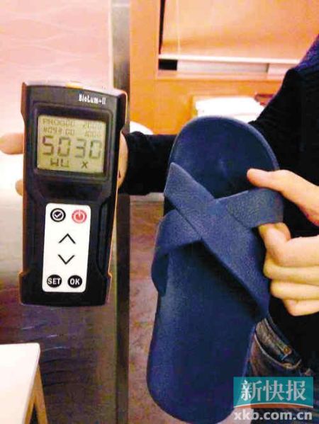■記者測試的嶺南佳園酒店膠拖鞋細菌總數(shù)高達5030RLUs。