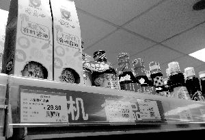 永旺超市里，兒童醬油價(jià)格不菲且品種繁多，但買的顧客較少。信息時(shí)報(bào)記者 郭柯堂 攝