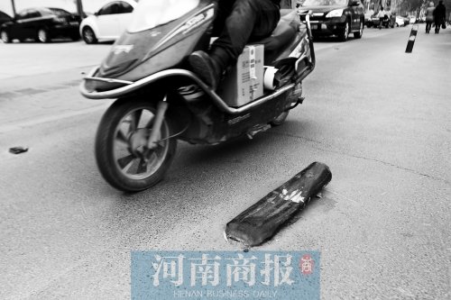 金水路上，一根路樁被撞倒