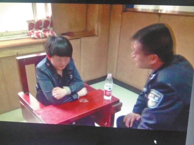 肇事司機李某歸案后，接受警方的訊問。