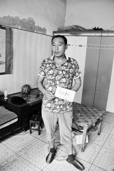 采建新拿的信封里，是南京警方送來(lái)的獎(jiǎng)金。