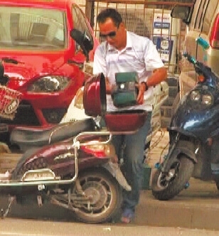 迅速盜得電瓶后,這名男子隨即騎車,載著它們離去。