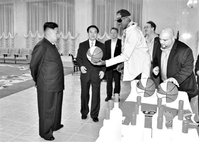 平壤，朝鮮最高領(lǐng)導(dǎo)人金正恩接待再次來訪的美國籃球明星羅德曼。