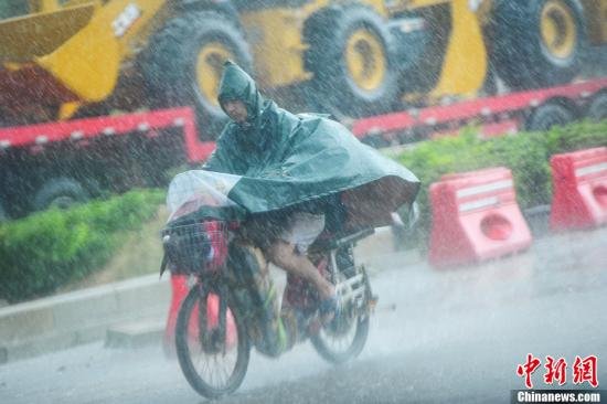 圖為南寧市民冒雨出行。中新社發(fā) 馮抒敏 攝