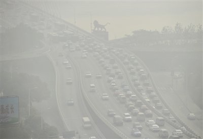 昨日，南昌市八一大橋被霧霾籠罩。 新華社發(fā)