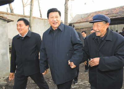 11月25日，習(xí)近平在地處沂蒙老區(qū)的臨沭縣曹莊鎮(zhèn)朱村，親切地拉著83歲的“老支前”王克昌的手。