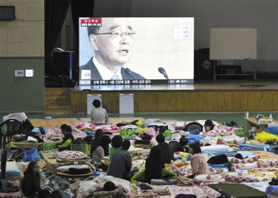 27日，韓國珍島，“歲月”號(hào)客輪乘客家屬在體育館觀看總理鄭烘原辭職新聞。當(dāng)日，鄭烘原召開緊急發(fā)布會(huì)，表示對韓國“歲月”號(hào)沉船事件負(fù)責(zé)，宣布引咎辭職。