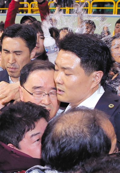 17日，鄭烘原（中）會(huì)見乘客家屬時(shí)，遭到家屬辱罵、潑水。