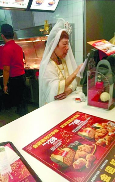 麥當(dāng)勞也挺拼的！店員化身觀音為顧客點(diǎn)餐