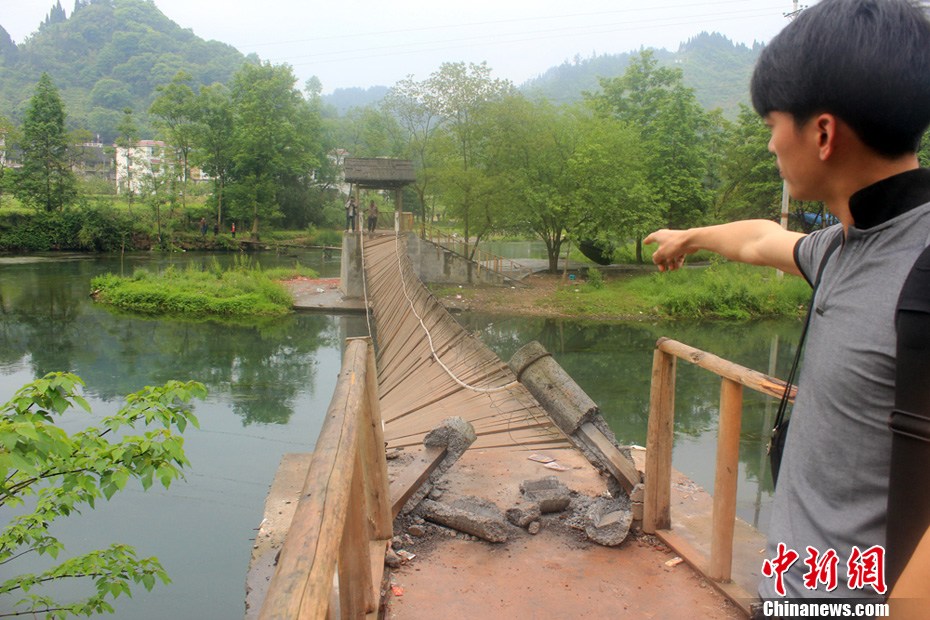 5月2日，一名目擊者正在介紹鳳凰吊橋事發(fā)情景。