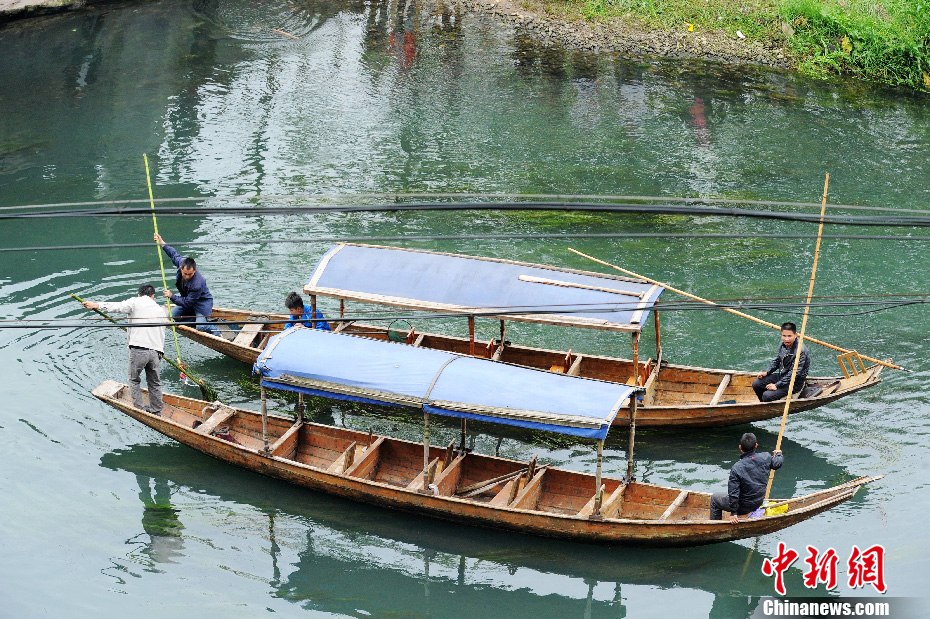 5月2日，鳳凰縣搜尋人員仍在沱江下游搜尋。