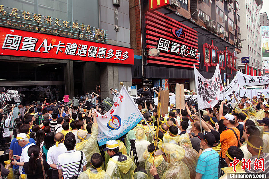 5月13日下午，屏東縣數(shù)百漁民北上臺(tái)北，冒雨在馬尼拉經(jīng)濟(jì)文化辦事處前抗議，要求菲律賓政府為攻擊臺(tái)漁船