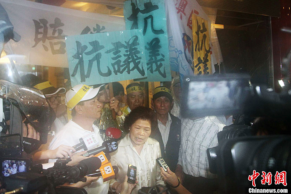 圖為死者洪石成的遺孀控訴菲相關(guān)人員暴行，呼吁菲方正式道歉。中新社發(fā) 董會(huì)峰/攝
