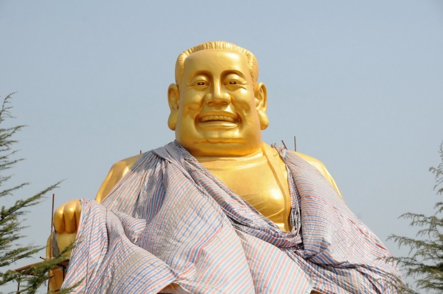 圖位此前的4月26日，“佛像”上出現(xiàn)帆布，最終，工作人員將帆布蓋在“佛像”頭像上。