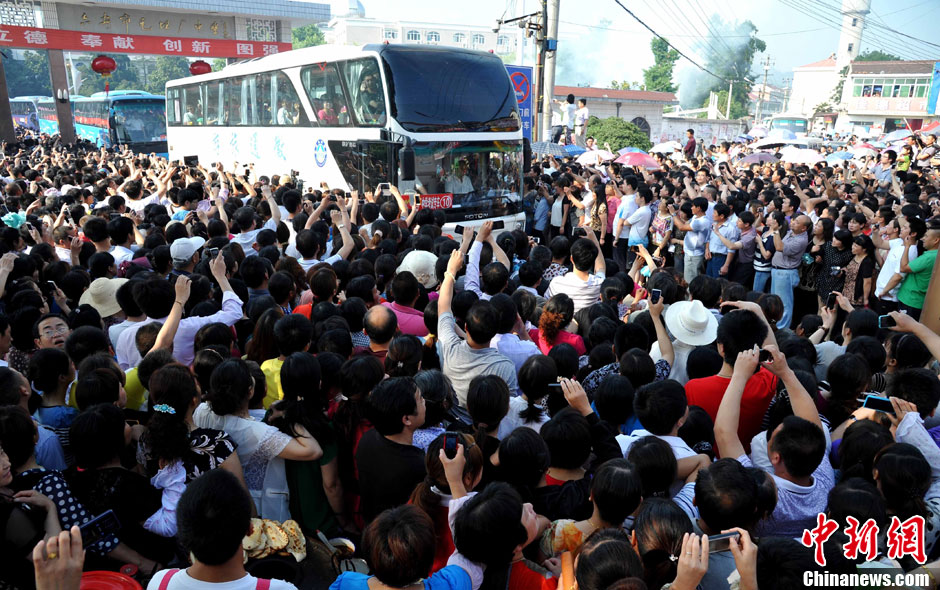 6月5日，一年一度的毛坦廠鎮(zhèn)“送考節(jié)”到來(lái)，70輛大巴車護(hù)送毛坦廠中學(xué)萬(wàn)名考生安全赴考。