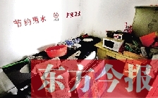 廁所進(jìn)門中廳，擺放著灶臺(tái)、餐桌、床鋪等，乍一看像個(gè)客廳