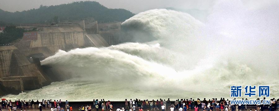 　　6月22日，大批游客聚集在黃河小浪底出水口前觀看巨瀑飛瀉的景觀。