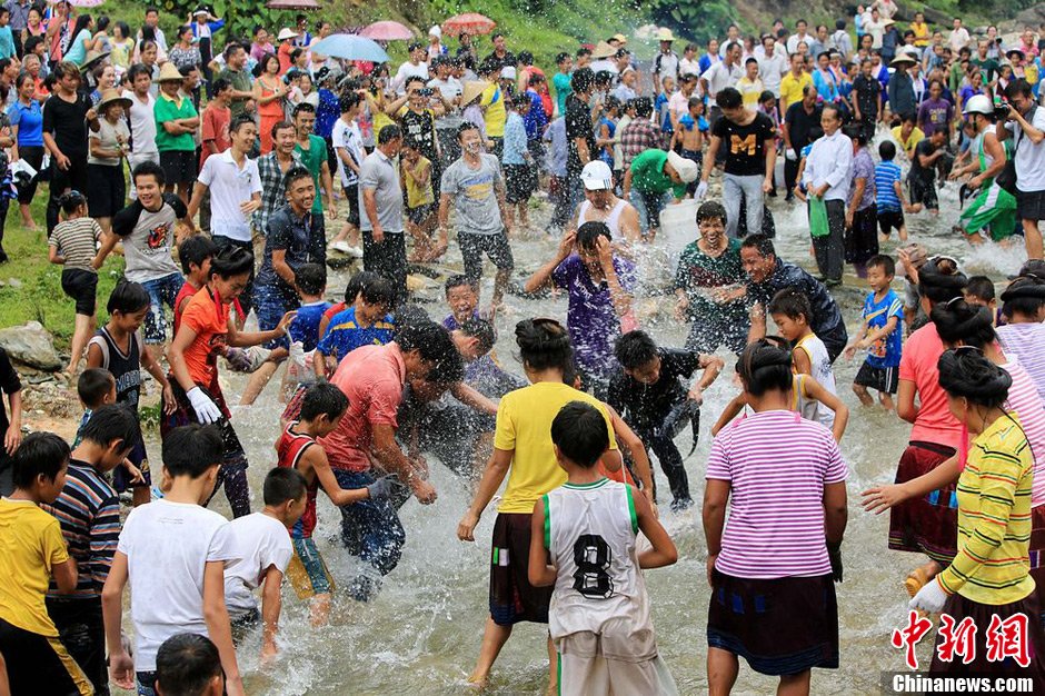 圖為7月9日，村民在小河里摸魚搶魚。譚凱興 攝