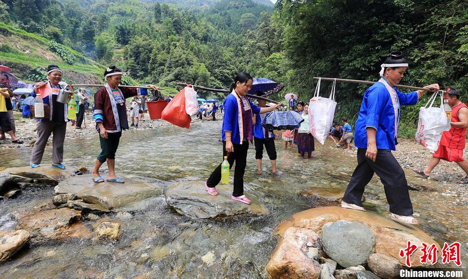 7月9日，一年一度的鬧魚節(jié)在廣西融水苗族自治縣白云鄉(xiāng)保江村舉行，附近村屯的居民前往集會地參加節(jié)日活動