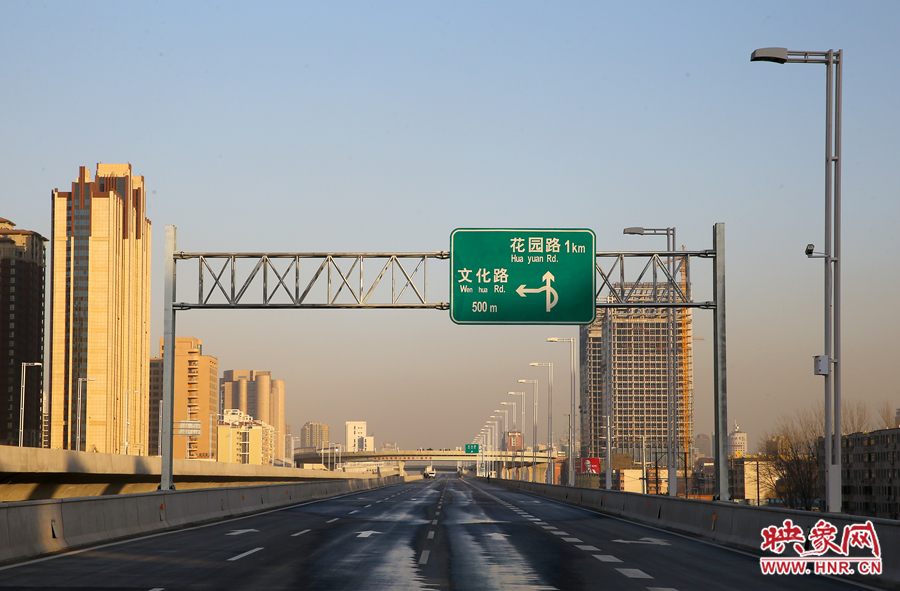 北三環(huán)快速路文化路段標(biāo)識牌提示，匝道直接可上文化路向北。