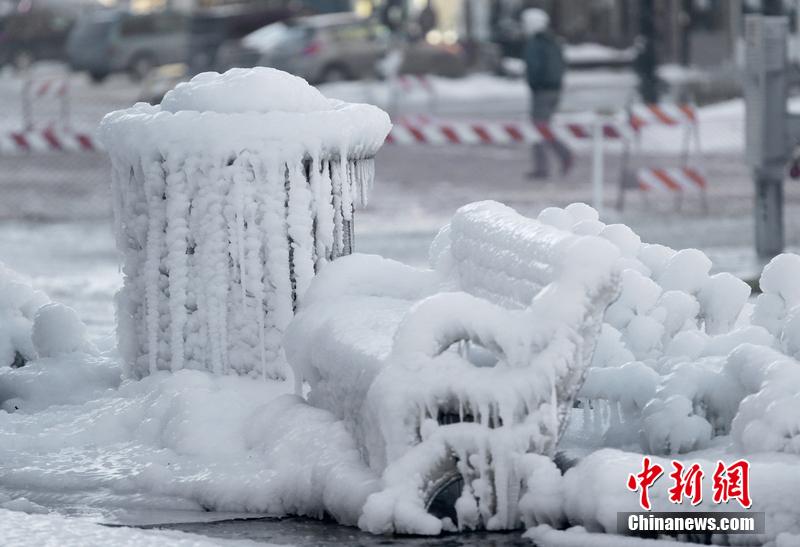 美國(guó)中東部遭暴風(fēng)雪肆虐 街頭房屋變“冰屋”