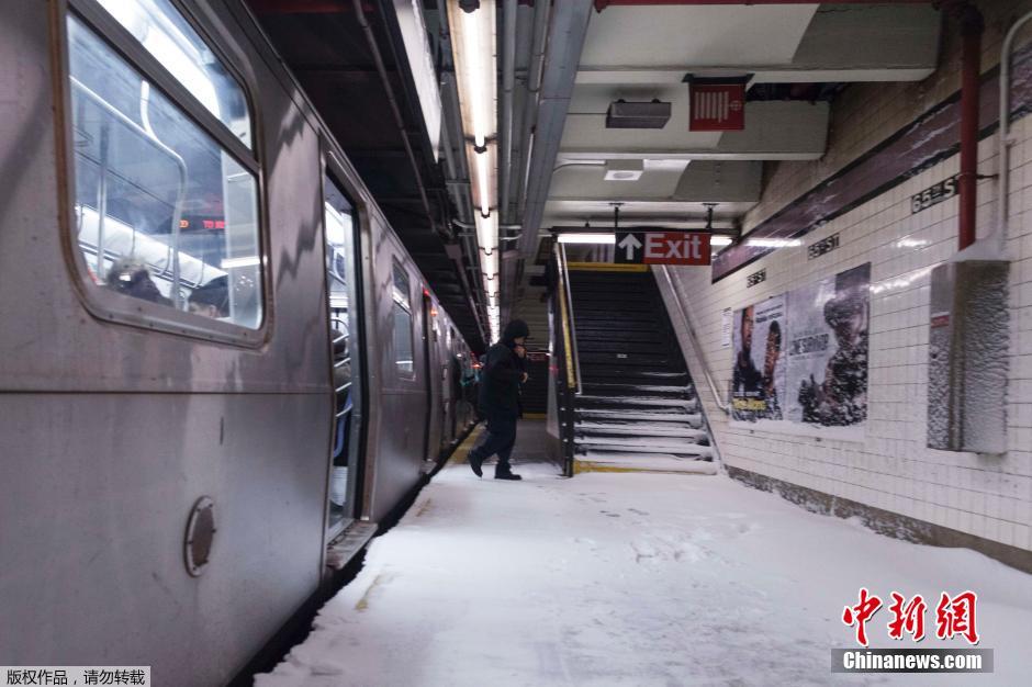 美國(guó)中東部遭暴風(fēng)雪肆虐 街頭房屋變“冰屋”