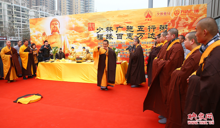 1月8日上午，鄭州市中原萬(wàn)達(dá)廣場(chǎng)上，少林寺的僧人們?yōu)榕D八節(jié)做法事施粥。