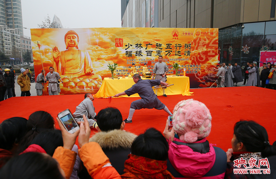 少林寺布施五行粥現(xiàn)場(chǎng)，少林僧人的武術(shù)表演