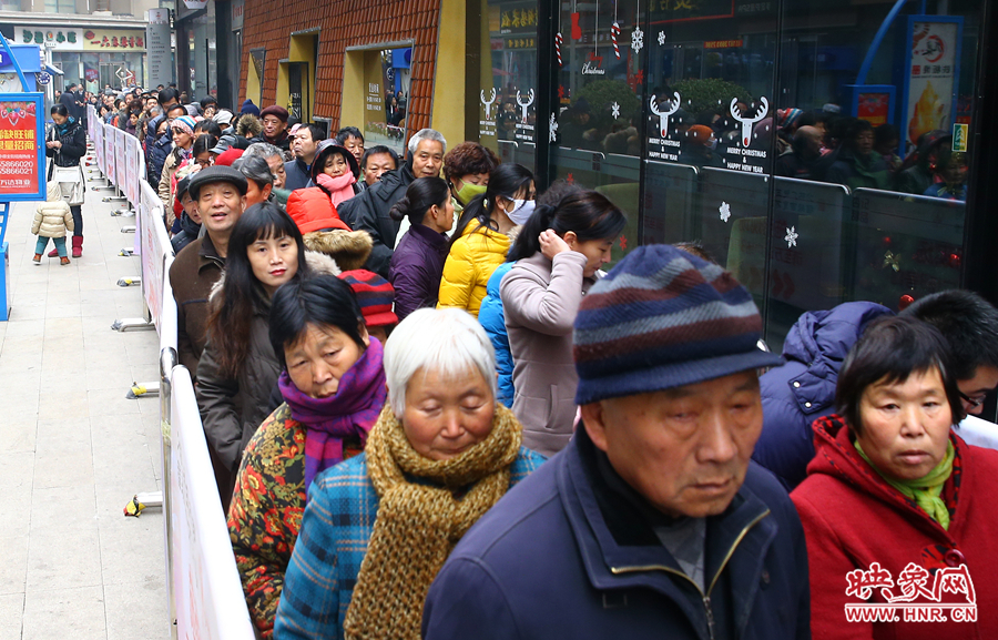 領(lǐng)粥的市民排起了長(zhǎng)隊(duì)，足有上千人。