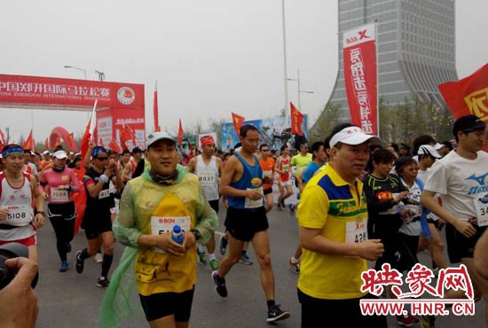 3月30日上午8點(diǎn)20分，2014鄭開國(guó)際馬拉松賽在鄭開大道鳴槍起跑。