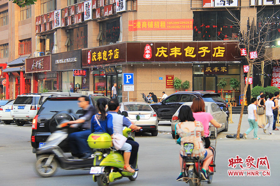 “慶豐包子店”位于路口拐角處,人流量車流量很大,堪稱黃金位置。