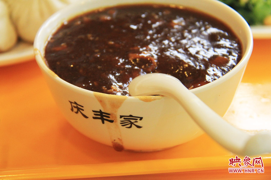 一碗炒肝,看上去也有滋有味。
