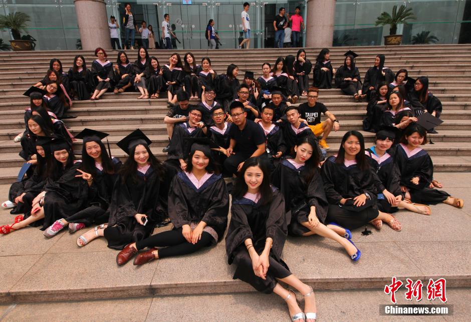 6月6日，浙江理工大學(xué)的畢業(yè)生們在校園中以賣萌、搞怪等獨具青春特色的方式告別大學(xué)生涯。中新社發(fā) 李晨