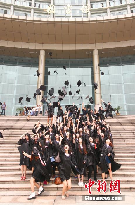 6月6日，浙江理工大學(xué)的畢業(yè)生們在校園中以賣萌、搞怪等獨具青春特色的方式告別大學(xué)生涯。中新社發(fā) 李晨
