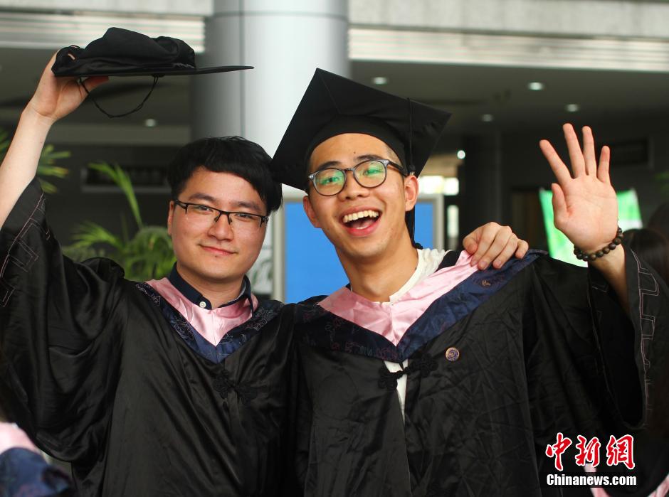 6月6日，浙江理工大學(xué)的畢業(yè)生們在校園中以賣萌、搞怪等獨具青春特色的方式告別大學(xué)生涯。中新社發(fā) 李晨