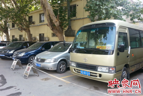 管城區(qū)委院內(nèi)已經(jīng)被封存公車在停車場停放。