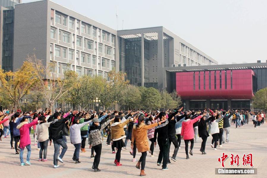 11月11日，河南財經(jīng)政法大學校園內，300名在校大學生在上演了一出“光棍”也瘋狂的“快閃”大戲。
