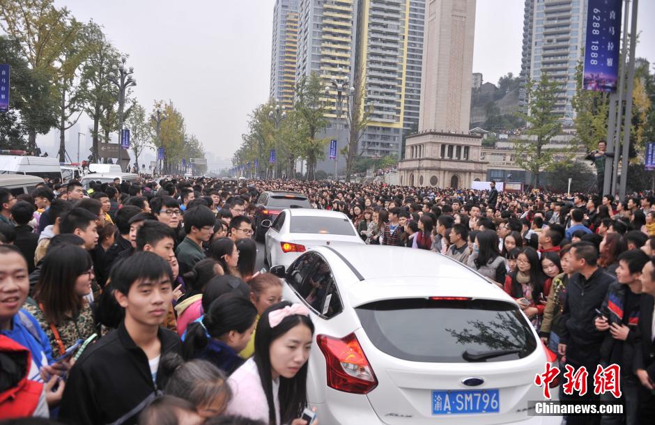 重慶上萬粉絲在南濱路等待《奔跑吧兄弟》節(jié)目的錄制。