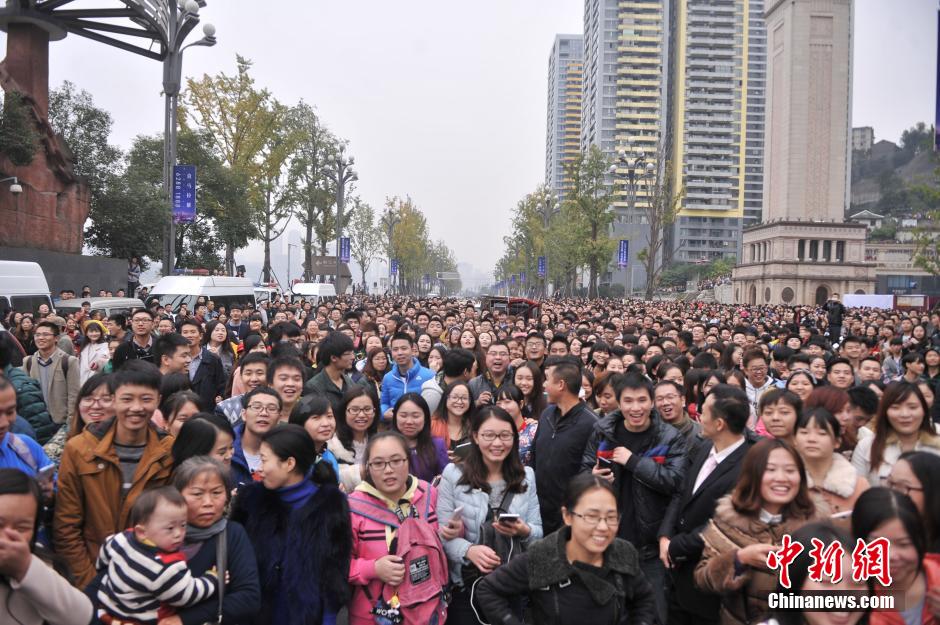 重慶上萬粉絲在南濱路等待《奔跑吧兄弟》節(jié)目的錄制。