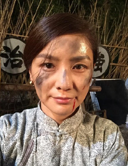 胡可曬出滿面塵土的自拍并向老公沙溢撒嬌道:“好吧,改一下,他日若我如此,你可還會(huì)愛(ài)我?@沙溢。”