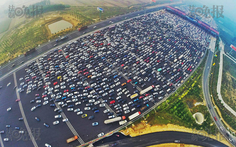 進(jìn)京方向收費(fèi)站前堵滿車流。
