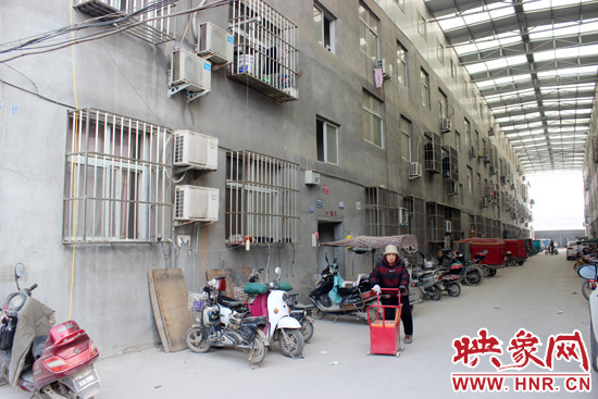 三棟居民樓沒有任何手續(xù)，沒有房產(chǎn)證，售價(jià)超級低。