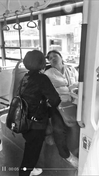 女子在公交車上對突發(fā)心臟病的乘客施救