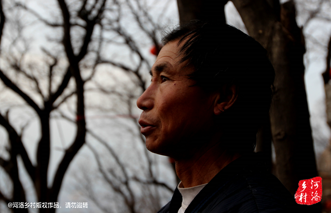 不過老崔對(duì)鄰居卻有著十分的不屑，平日里他們的生活，主要是自己種植的蔬菜和野菜，偶爾有山下香客的供奉。而鄰居卻經(jīng)常揀一些驢友丟棄的物品，飲料瓶，塑料紙，或者其它的物品。