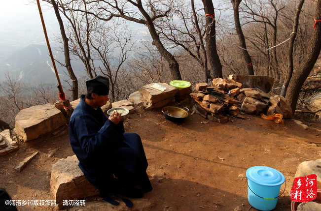 鄰居有時(shí)候會(huì)拿這些廢品下山，換取一些食物，對(duì)于老崔來說，既然出家就該安守清貧，撿破爛換好吃的，不是出家人該做的。他偷偷把鄰居的一大包廢品踢下了山，于是爭(zhēng)吵并且打起了架。